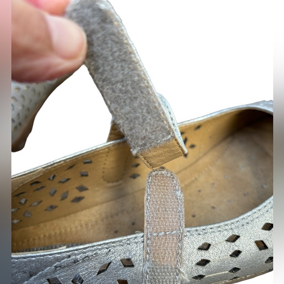 Romika Women’s 39 (8 1/2) Bahamas Silver Leather Mary Jane Shoes, Romika Flats - Picture 9 of 16